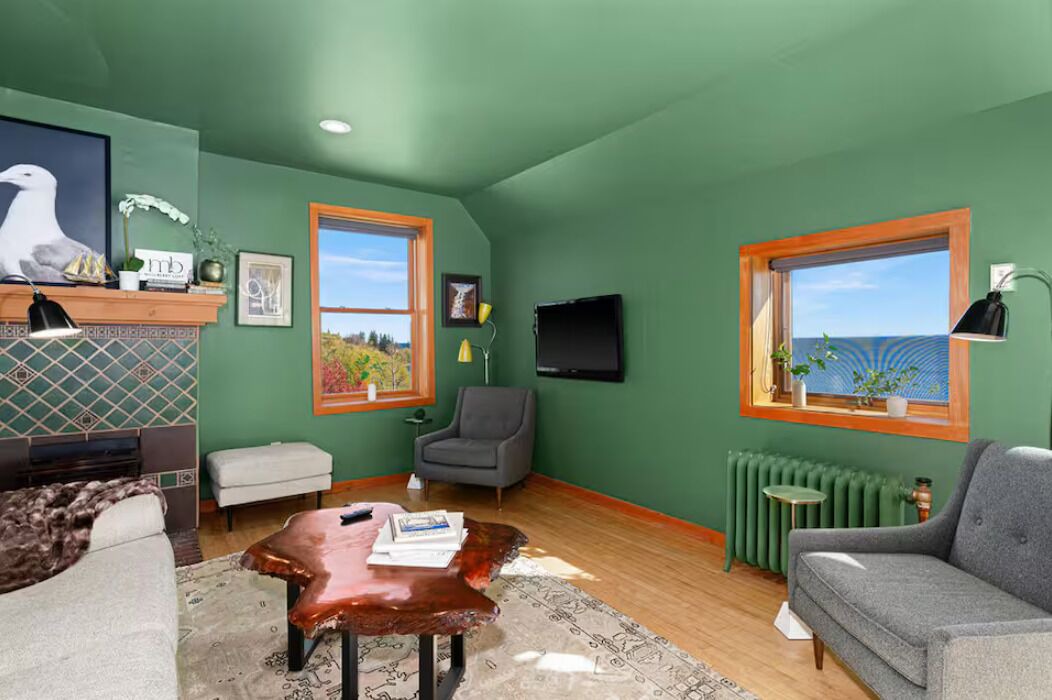 Photo of Livingroom in East Hillside