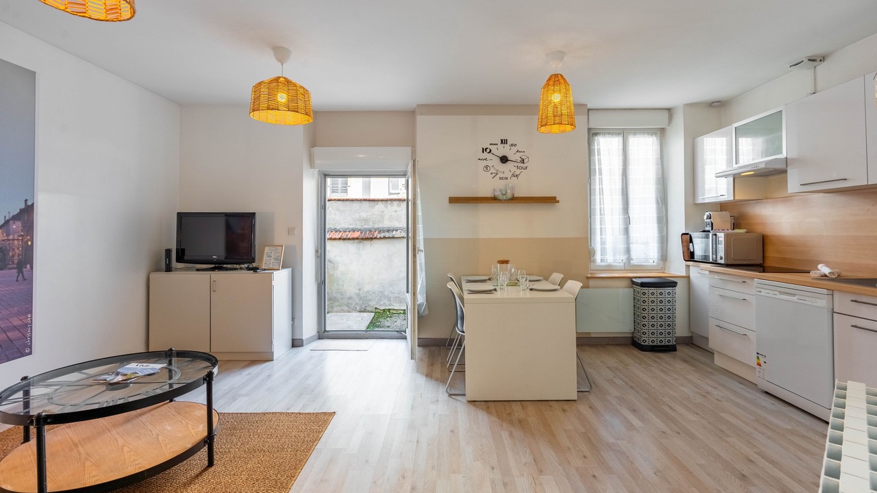Photo of Livingroom in Poincare - Foch - Anatole France - Croix de Bourgogne