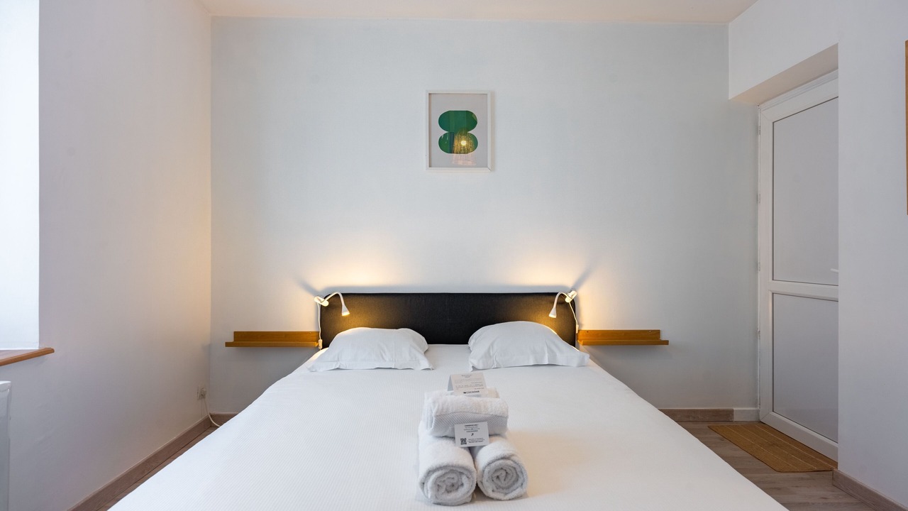 Photo of Bedroom in Poincare - Foch - Anatole France - Croix de Bourgogne