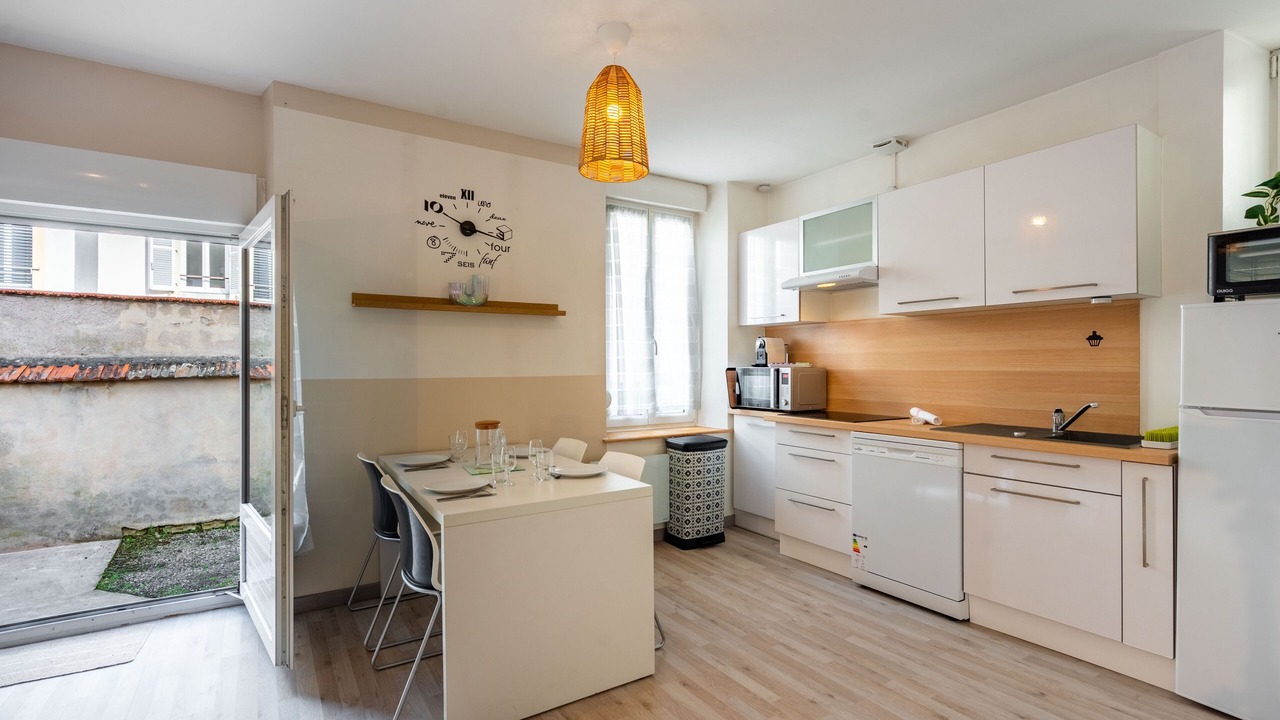 Photo of Kitchen in Poincare - Foch - Anatole France - Croix de Bourgogne