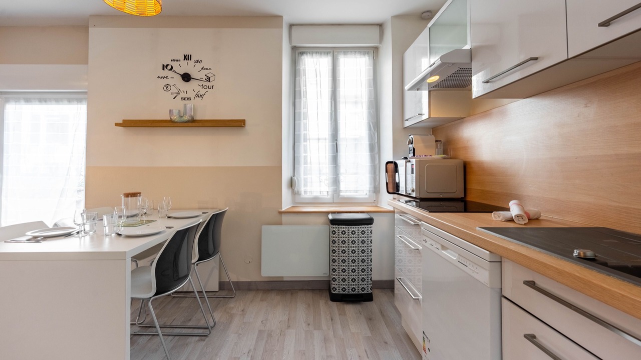 Photo of Kitchen in Poincare - Foch - Anatole France - Croix de Bourgogne