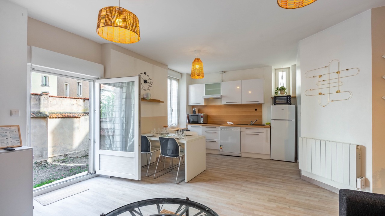 Photo of Kitchen in Poincare - Foch - Anatole France - Croix de Bourgogne