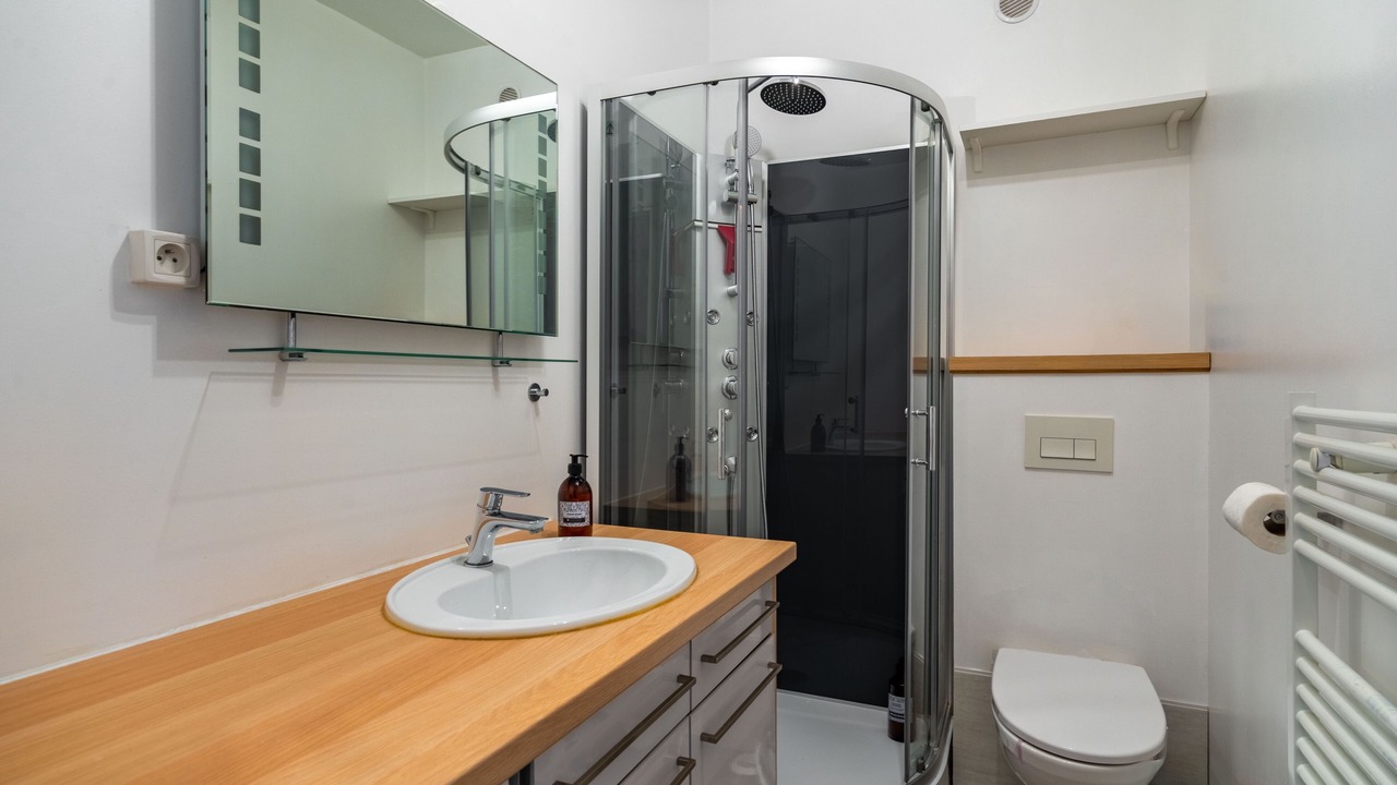 Photo of Bathroom in Poincare - Foch - Anatole France - Croix de Bourgogne