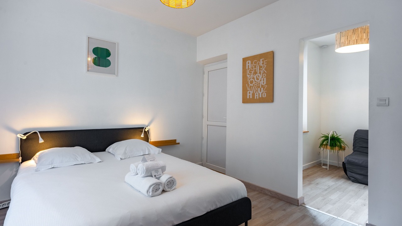 Photo of Bedroom in Poincare - Foch - Anatole France - Croix de Bourgogne