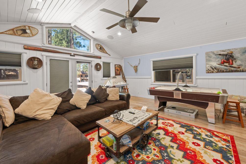 Photo of Livingroom in Summit Estates