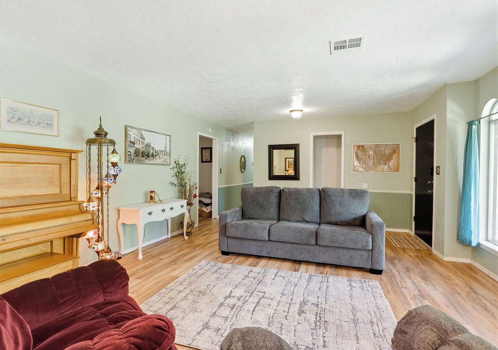 Photo of Livingroom in Ada