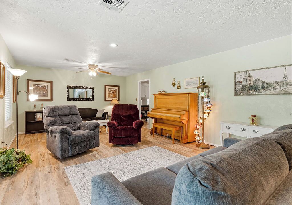 Photo of Livingroom in Ada
