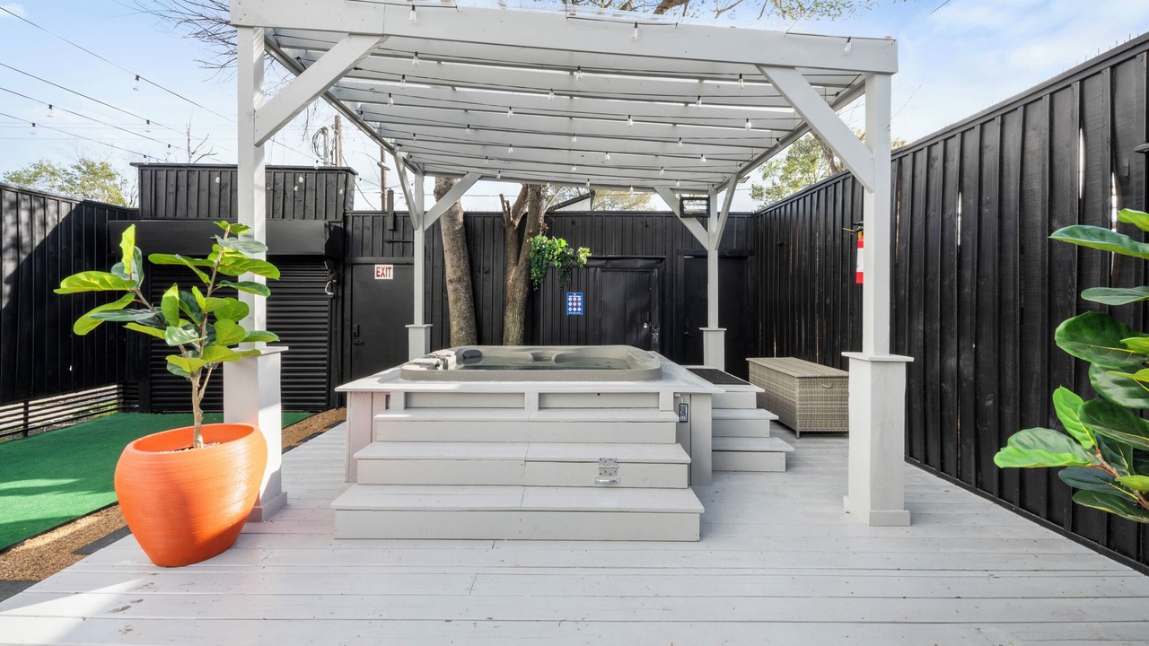 Photo of Patio Balcony in Garden Oaks