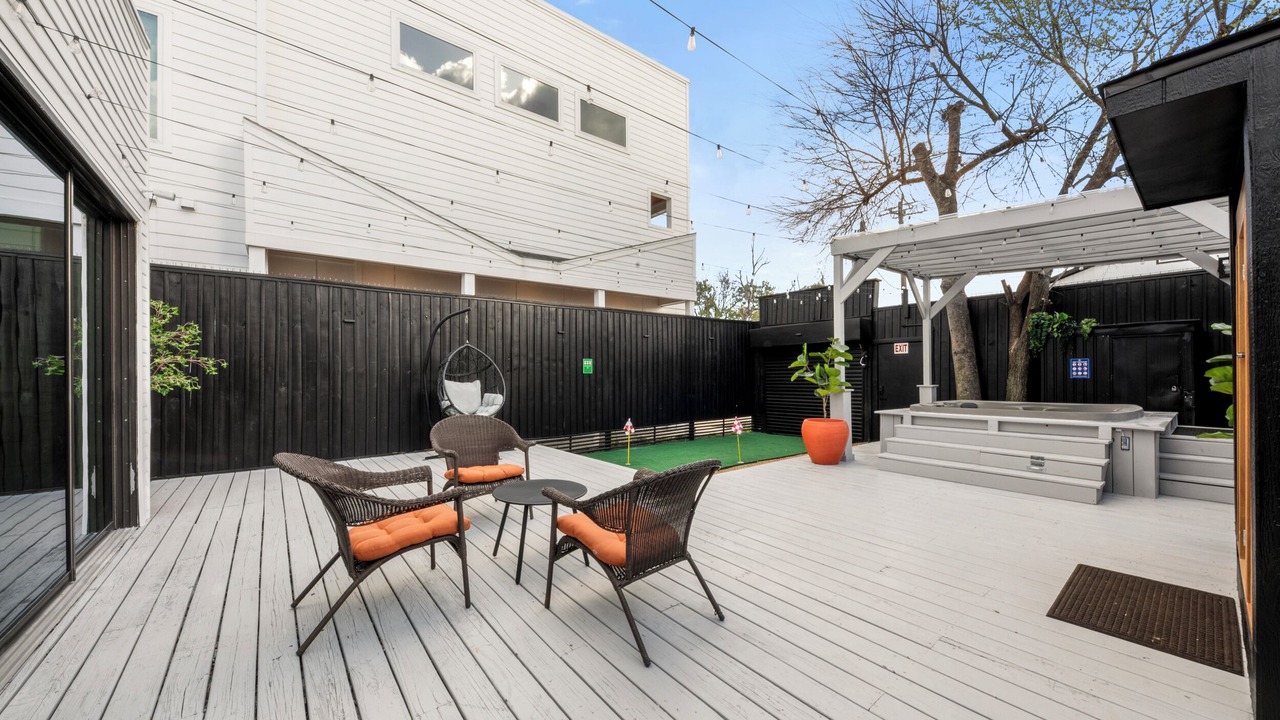 Photo of Patio Balcony in Garden Oaks