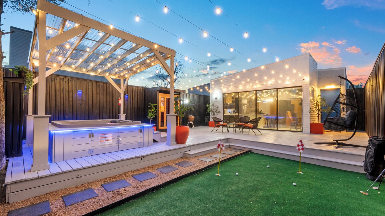 Photo of Patio Balcony in Garden Oaks