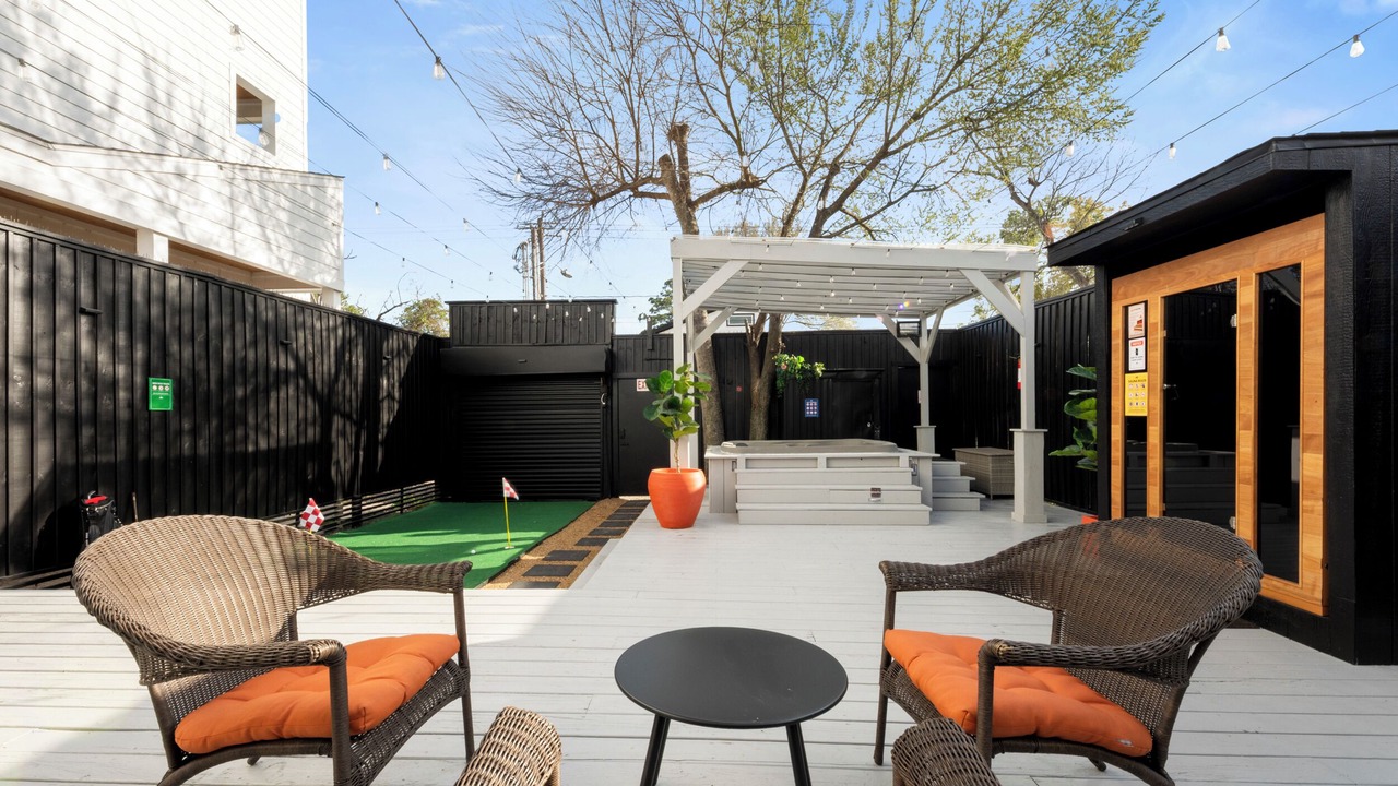 Photo of Patio Balcony in Garden Oaks