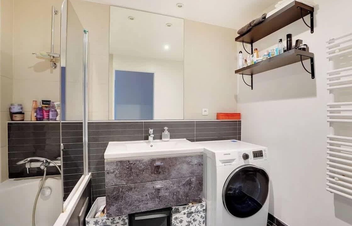 Photo of Bathroom in Quartier de la Folie-Mericourt