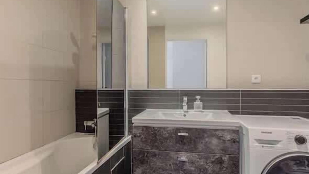 Photo of Bathroom in Quartier de la Folie-Mericourt