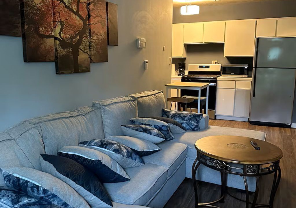 Photo of Livingroom in West Akron