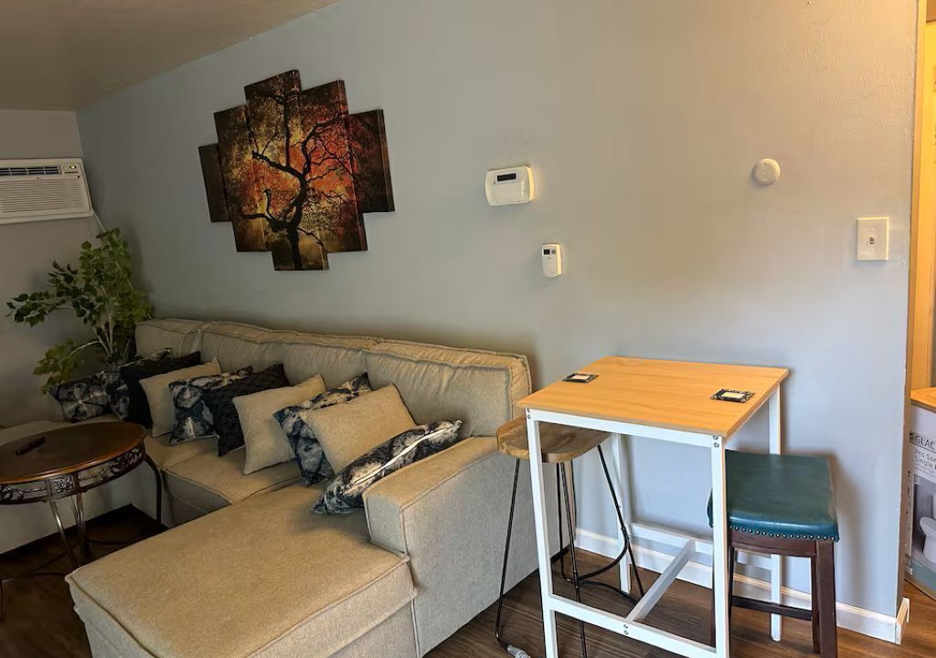 Photo of Livingroom in West Akron