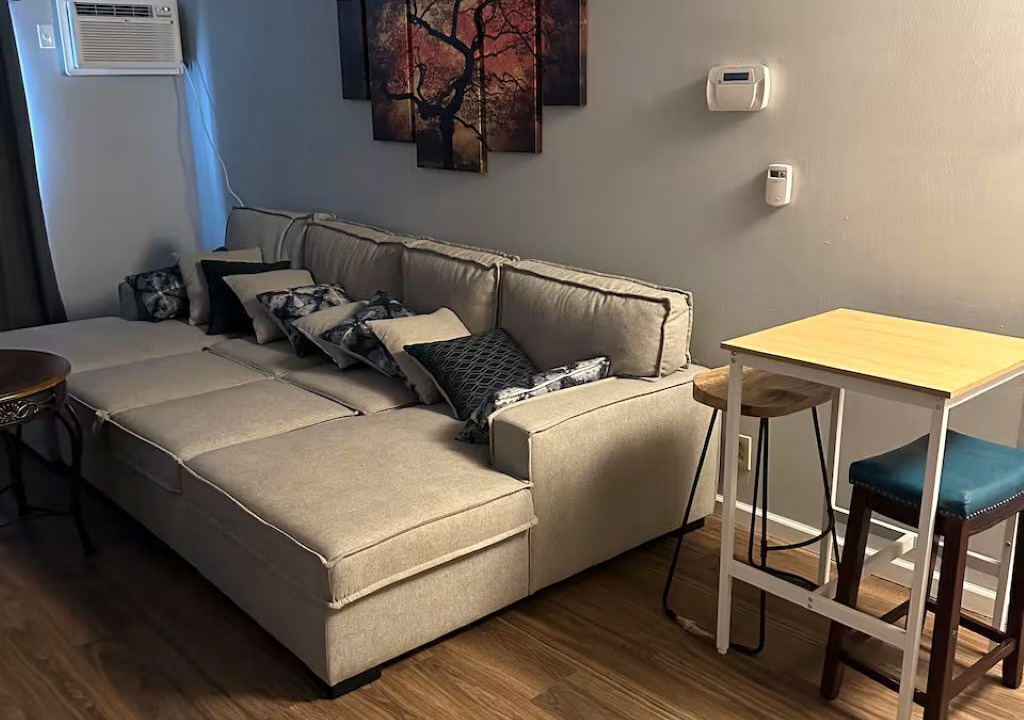 Photo of Livingroom in West Akron