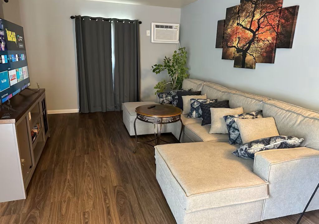 Photo of Livingroom in West Akron