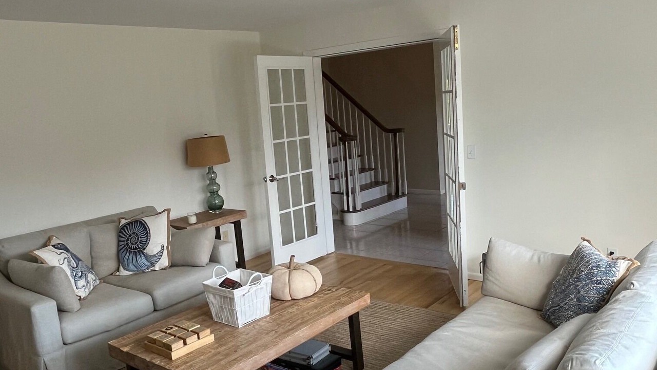Photo of Livingroom in Aquebogue
