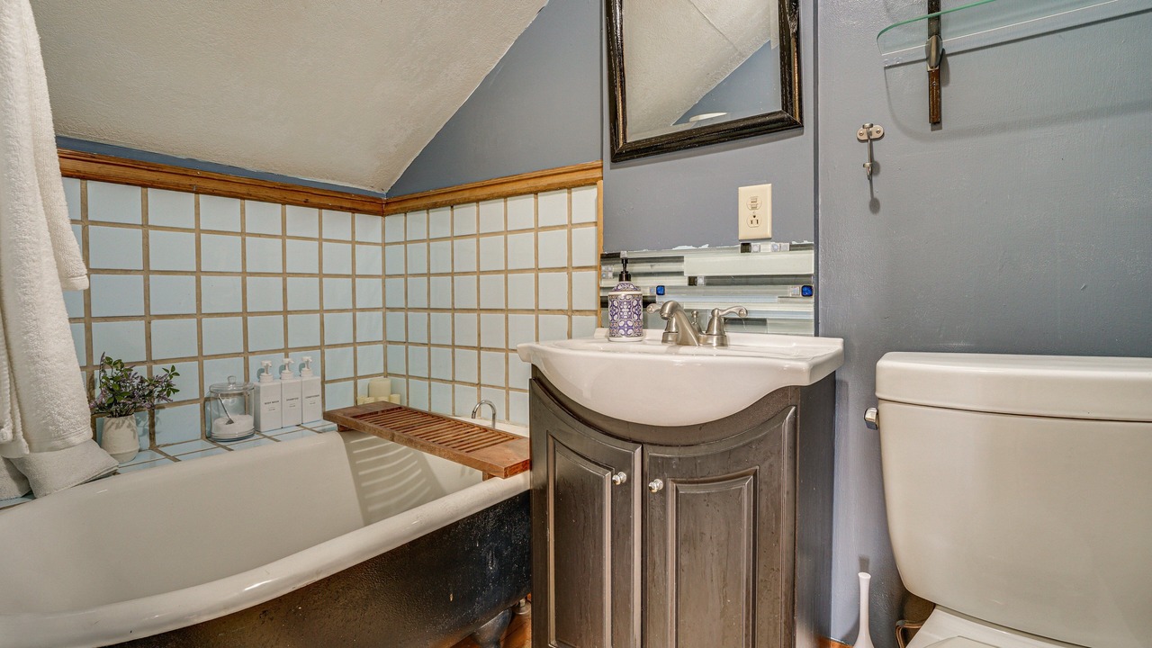 Photo of Bathroom in Capitol