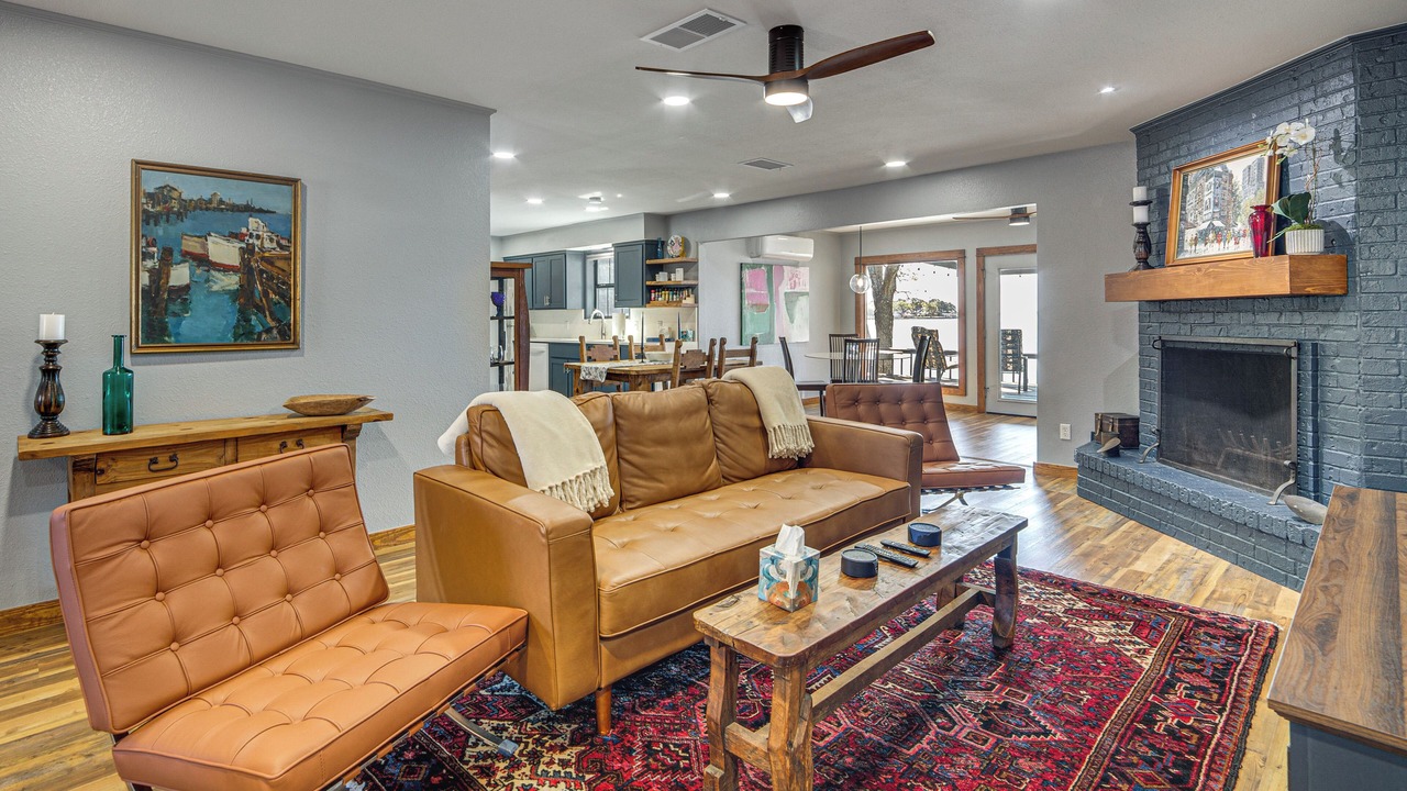 Photo of Livingroom in Gun Barrel City