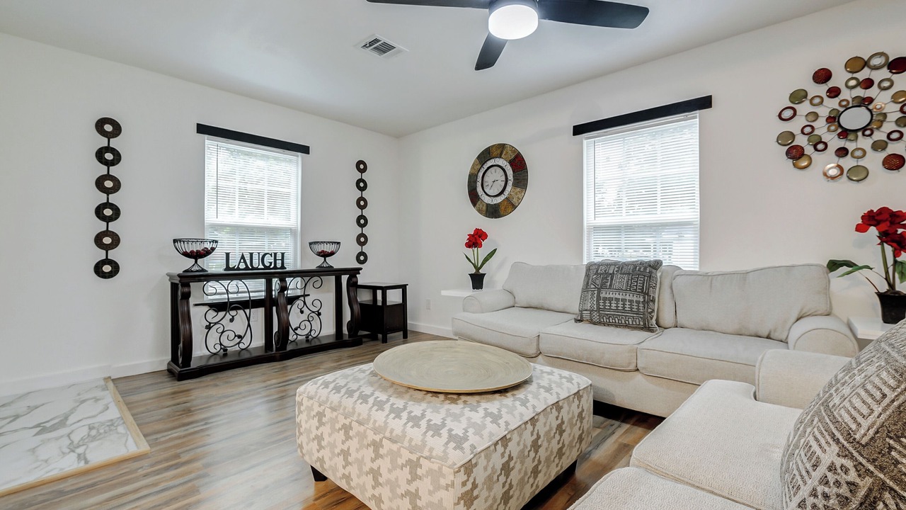 Photo of Livingroom in Anahuac