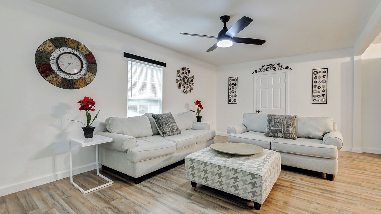 Photo of Livingroom in Anahuac