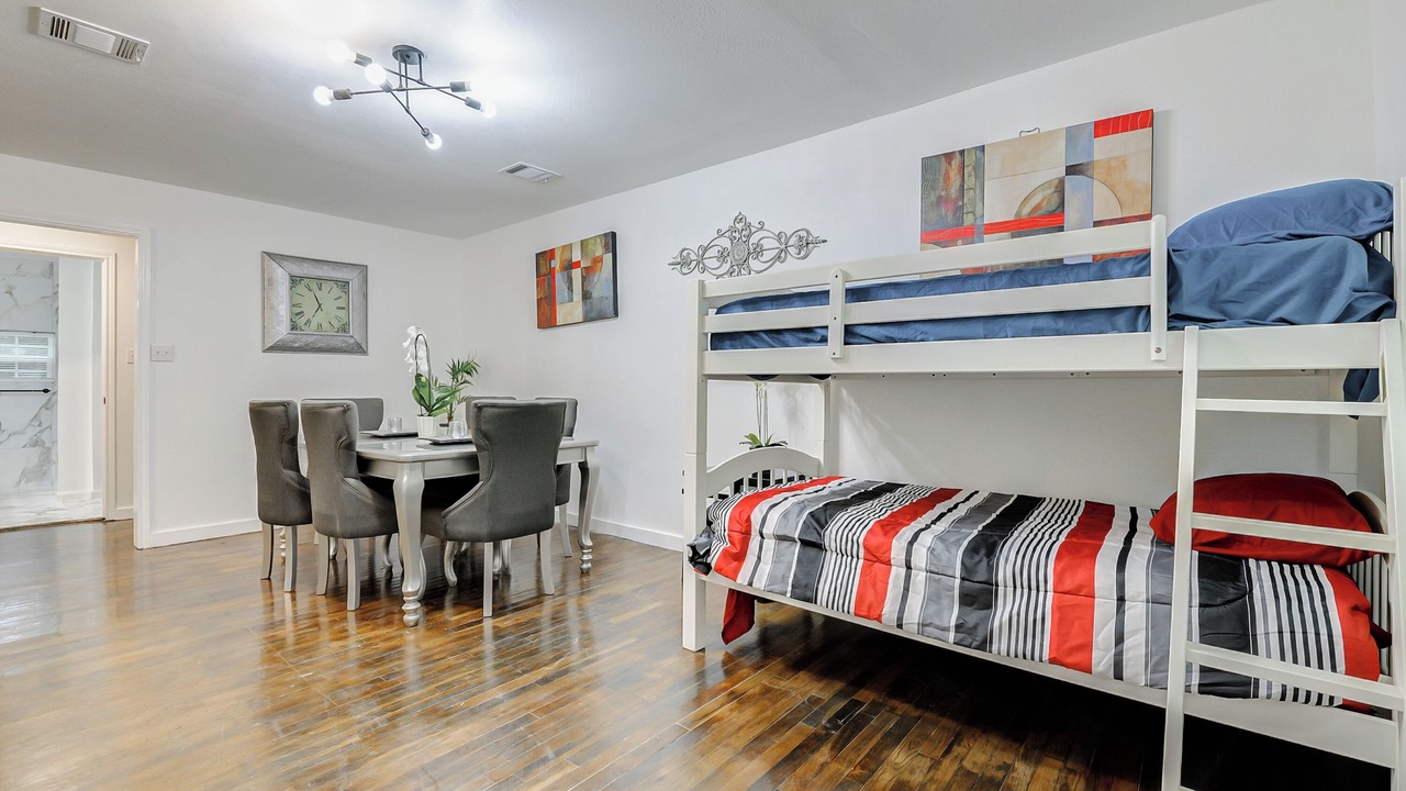 Photo of Bedroom in Anahuac