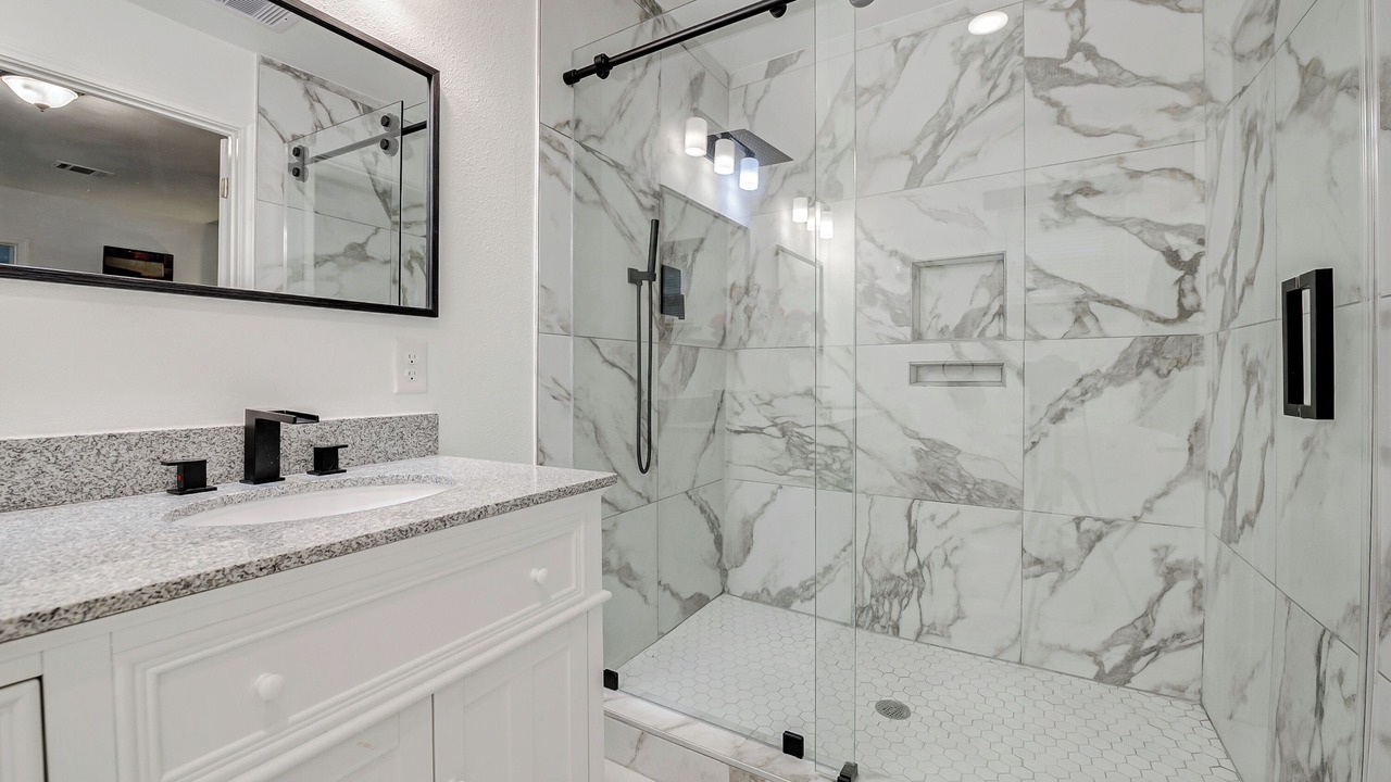 Photo of Bathroom in Anahuac