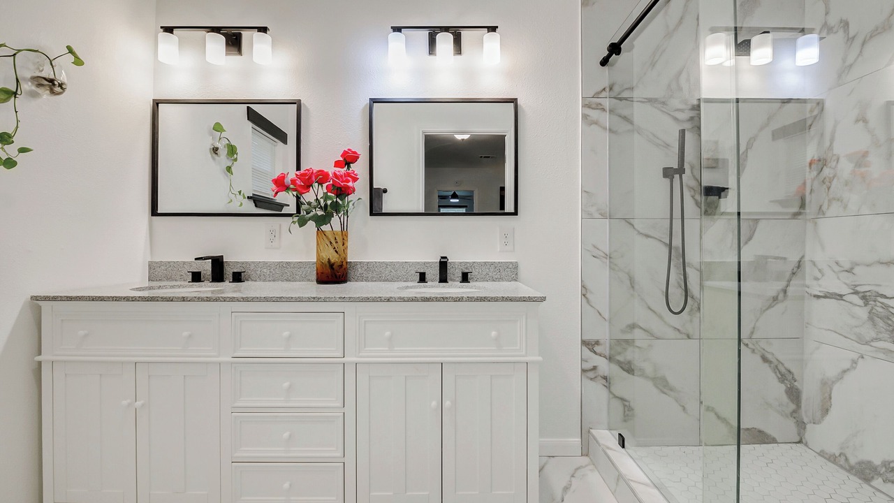 Photo of Bathroom in Anahuac