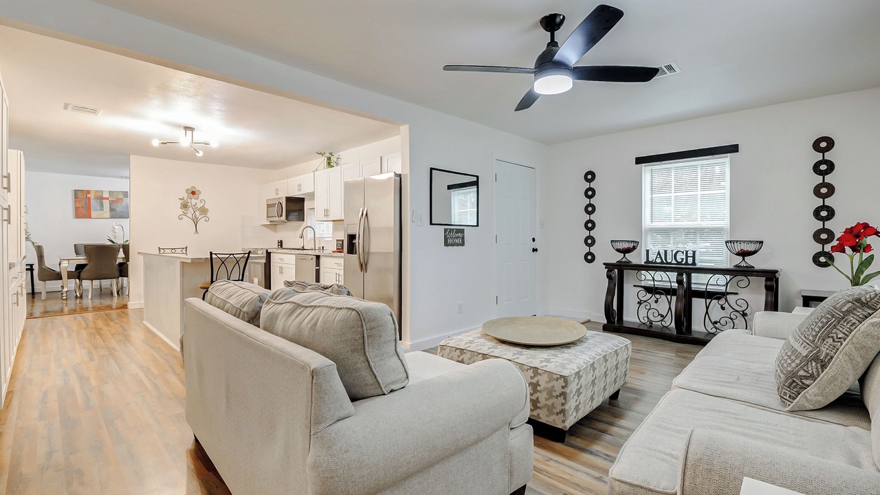Photo of Livingroom in Anahuac