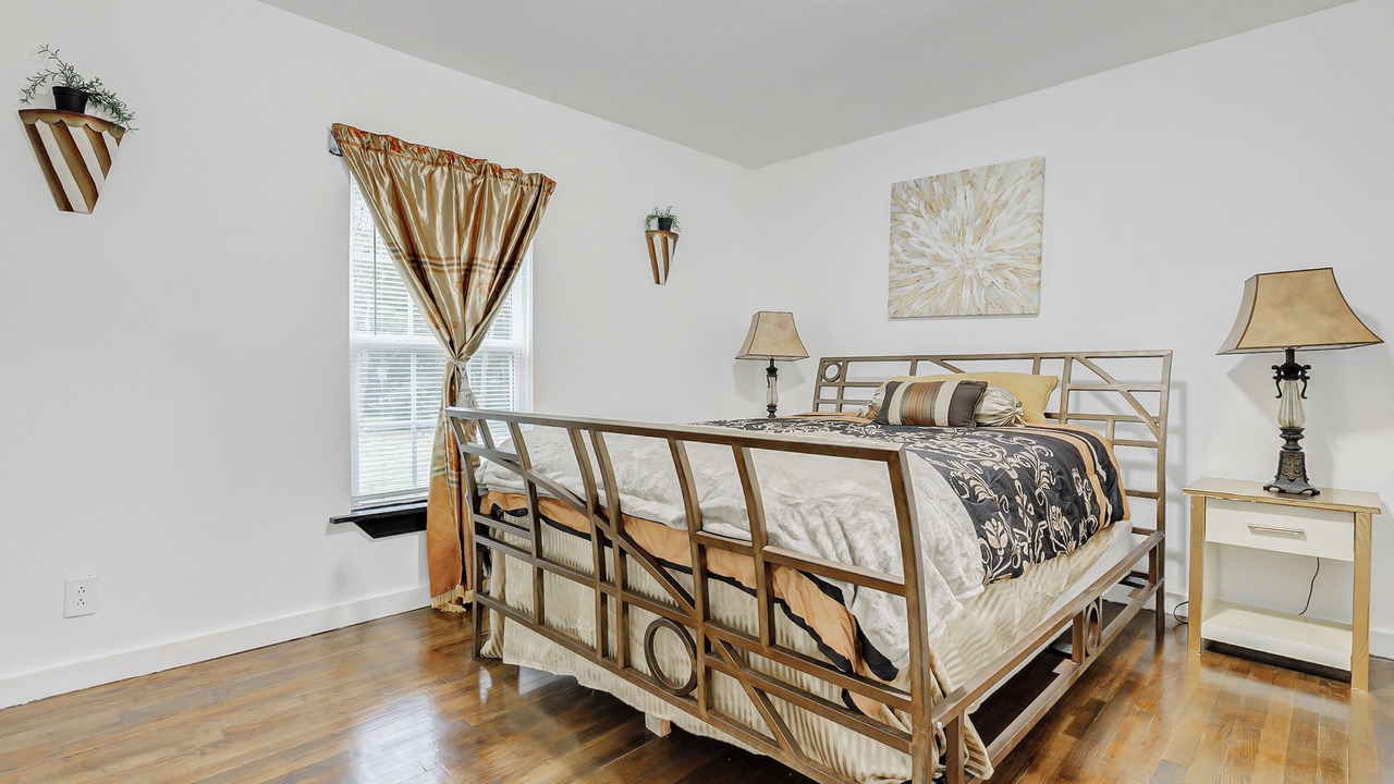 Photo of Bedroom in Anahuac