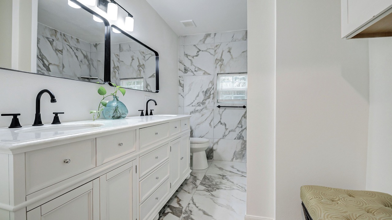 Photo of Bathroom in Anahuac