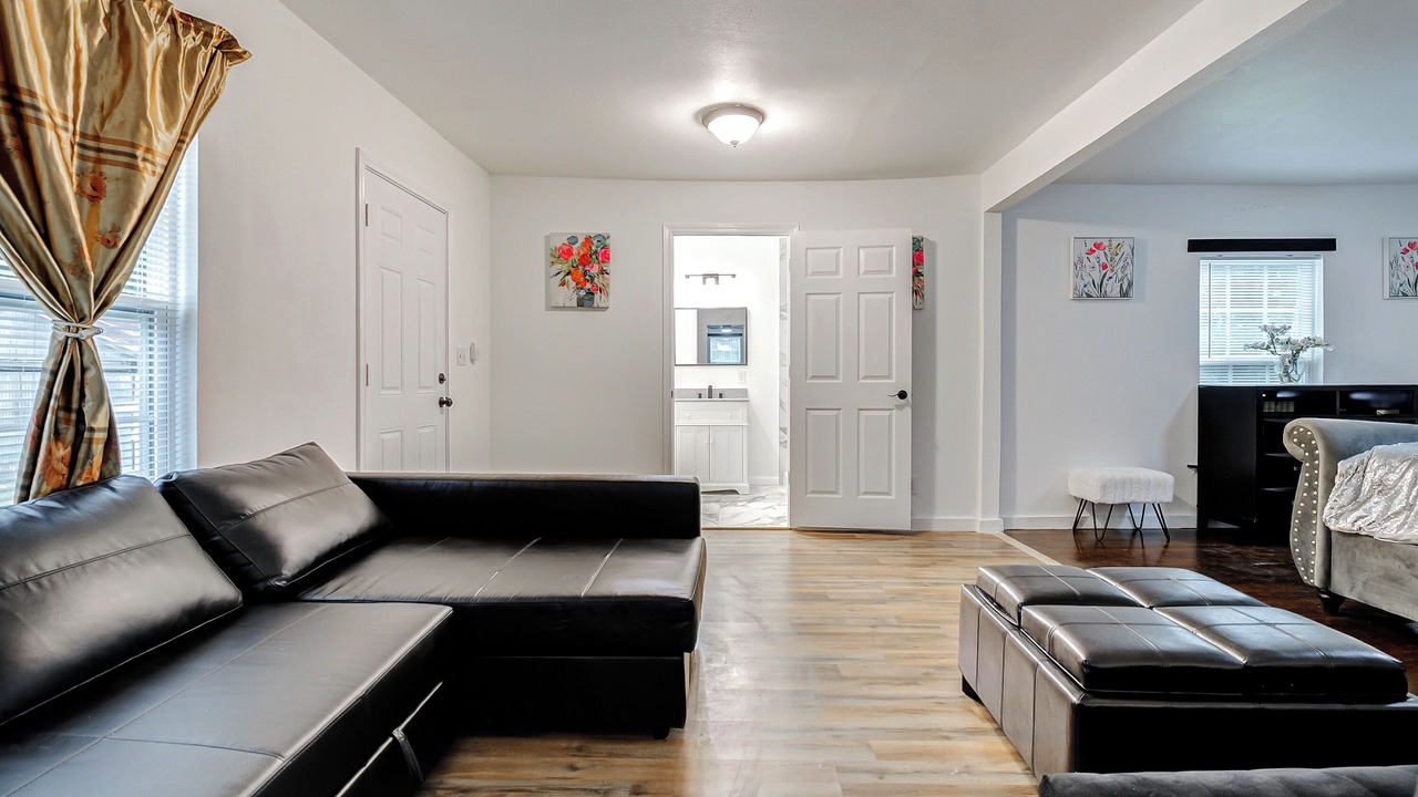 Photo of Livingroom in Anahuac