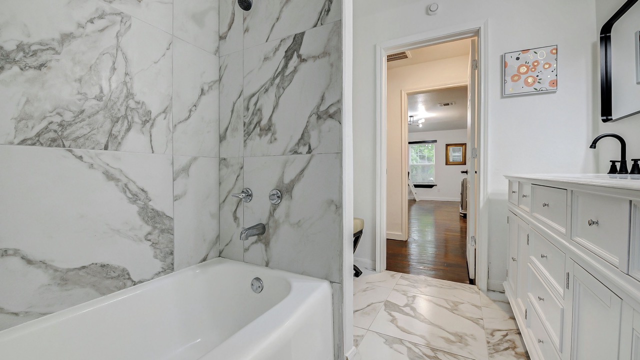 Photo of Bathroom in Anahuac
