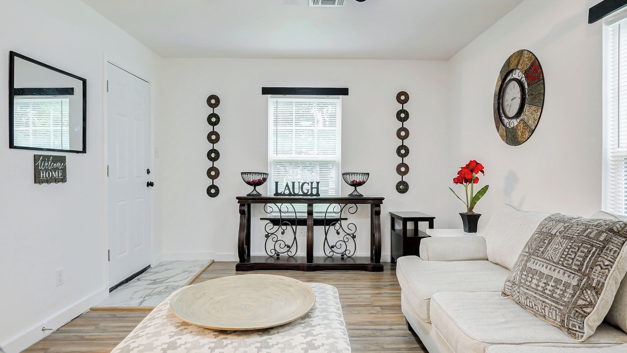 Photo of Livingroom in Anahuac