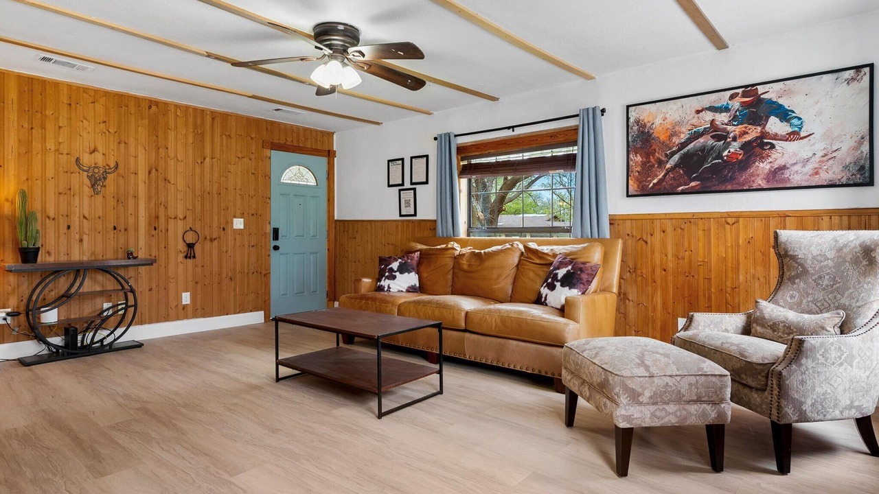 Photo of Livingroom in River Oaks