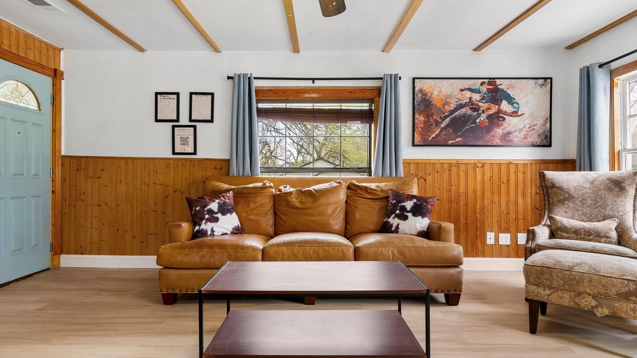 Photo of Livingroom in River Oaks