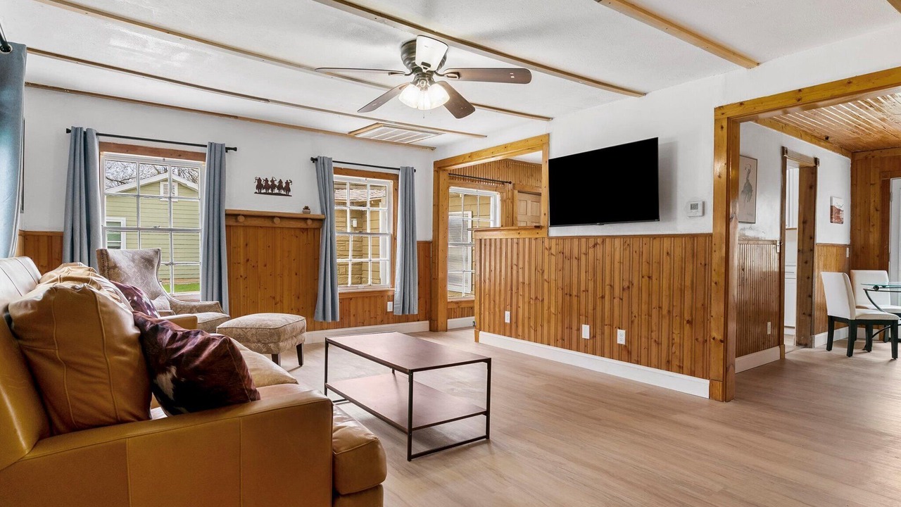 Photo of Livingroom in River Oaks