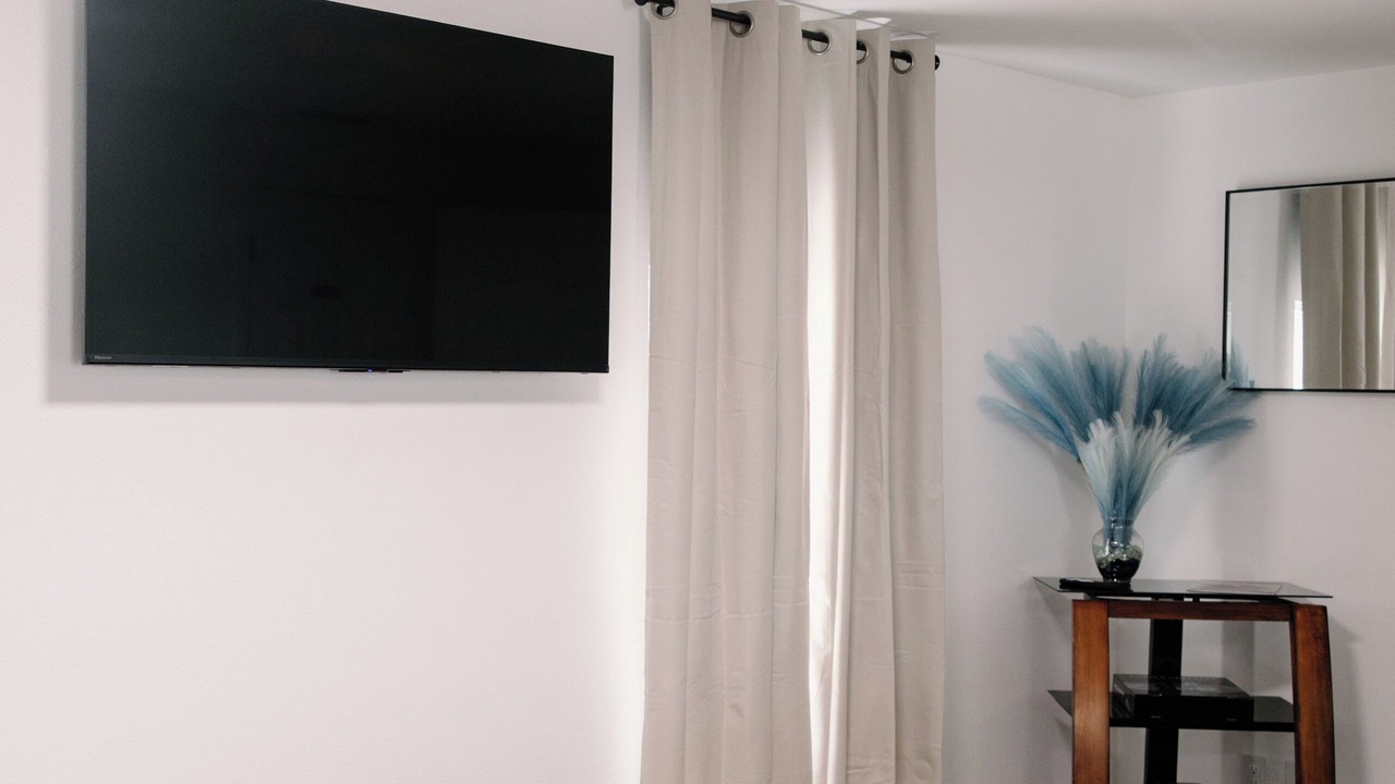 Photo of Livingroom in Sayles Blvd. Area
