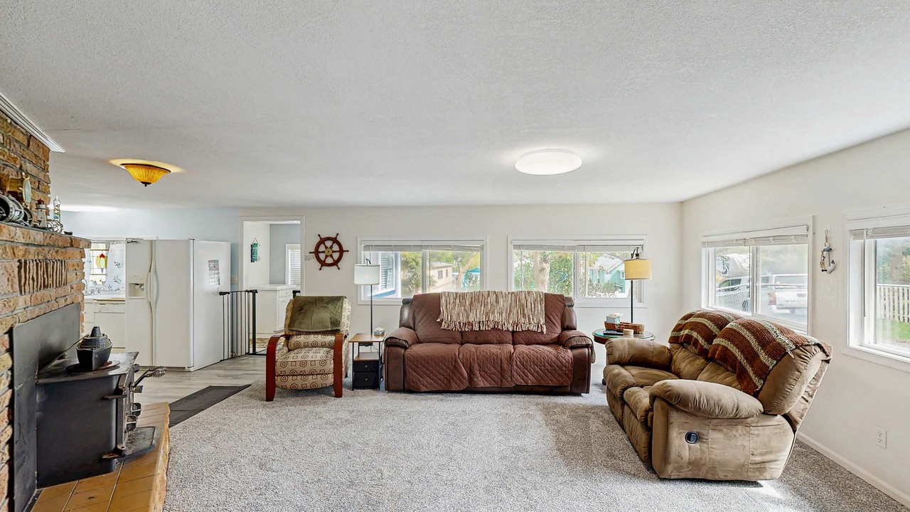 Photo of Livingroom in Winchester Bay