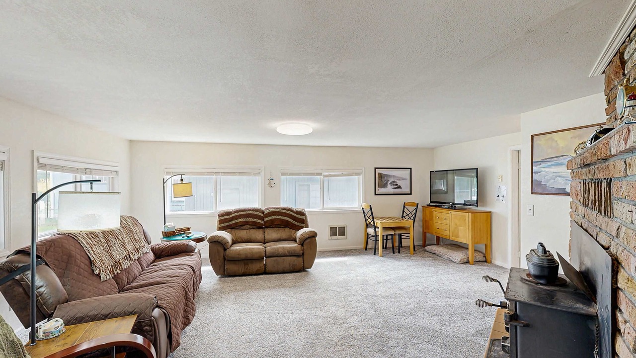 Photo of Livingroom in Winchester Bay