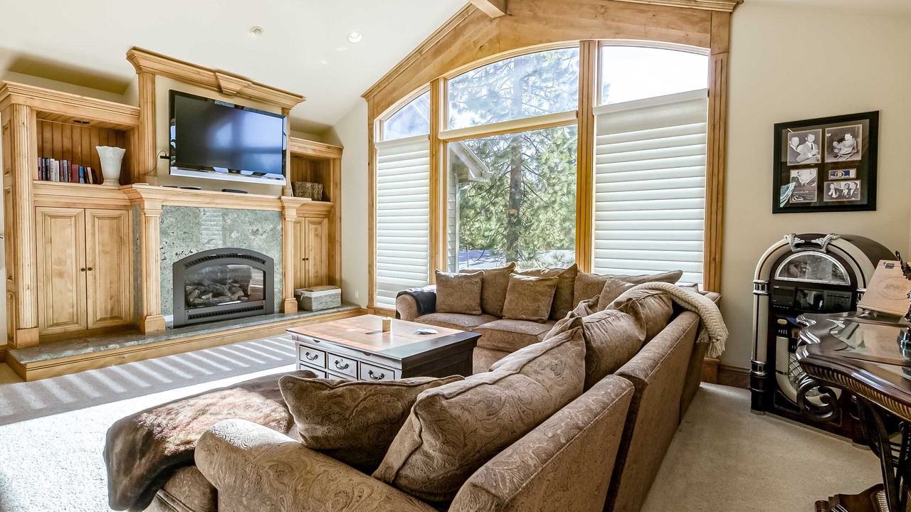 Photo of Livingroom in Round Hill Village