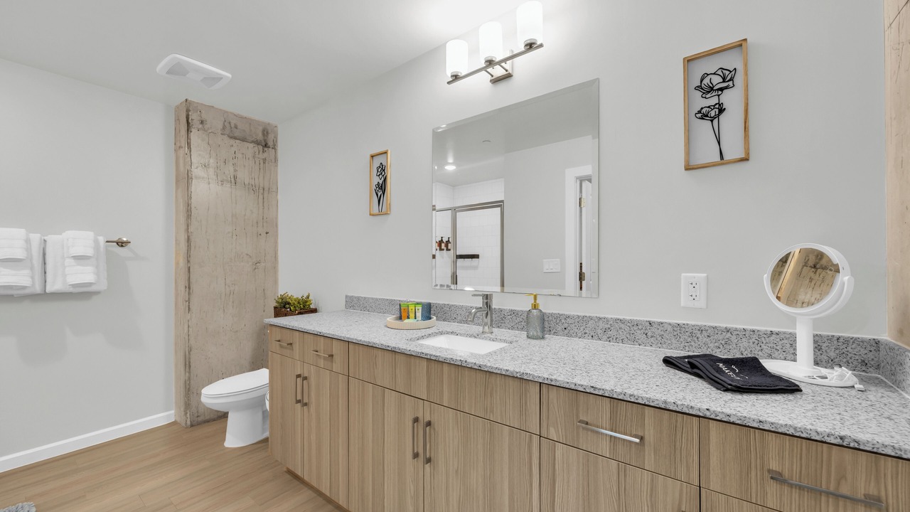 Photo of Bathroom in Lake Dot