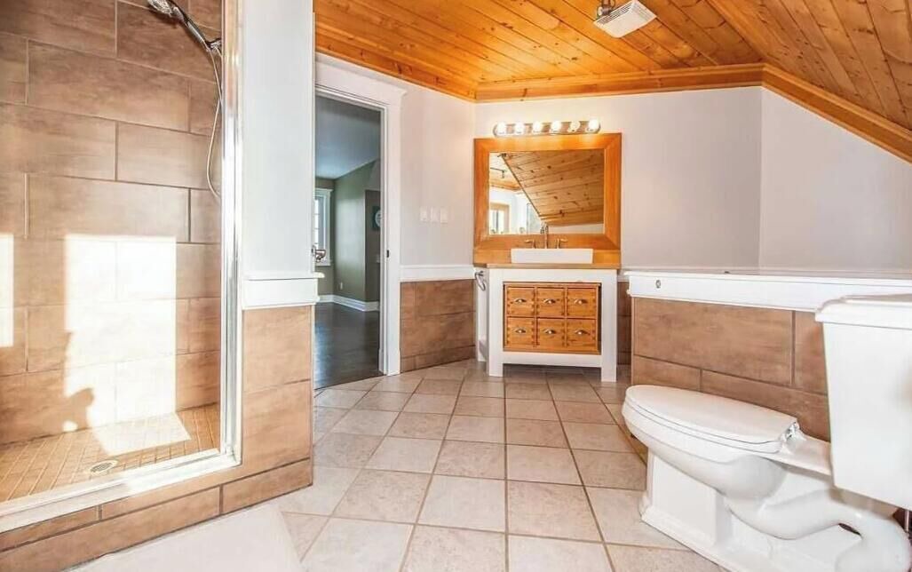 Photo of Bathroom in Amaranth