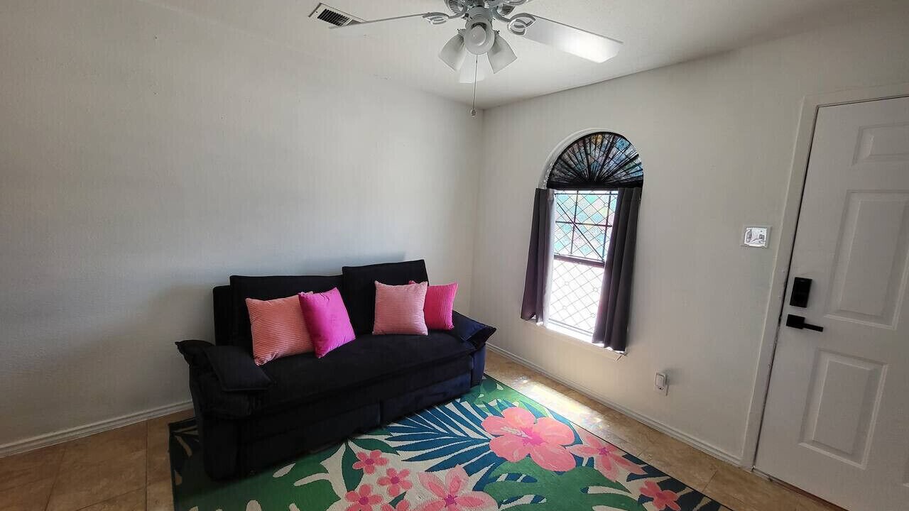 Photo of Livingroom in Eastern Division