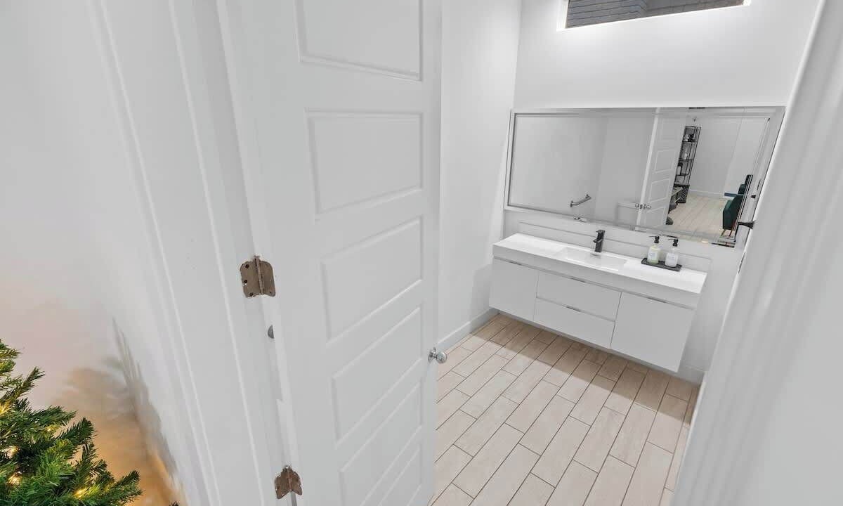 Photo of Bathroom in Greenway Plaza-Upper Kirby