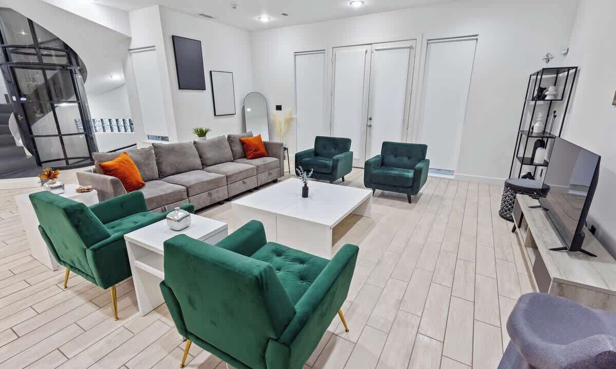 Photo of Livingroom in Greenway Plaza-Upper Kirby