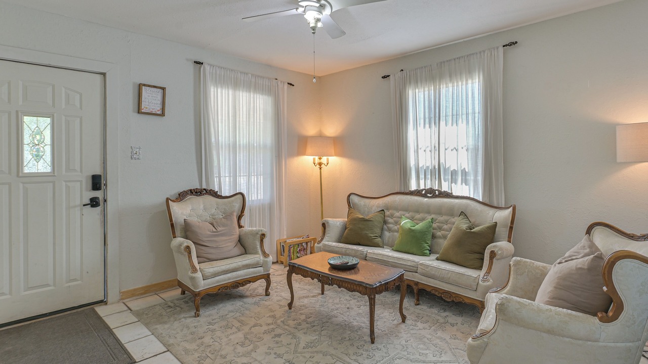 Photo of Livingroom in Crystal City