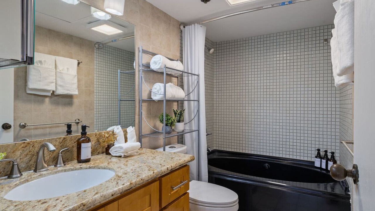 Photo of Bathroom in Downtown Honolulu