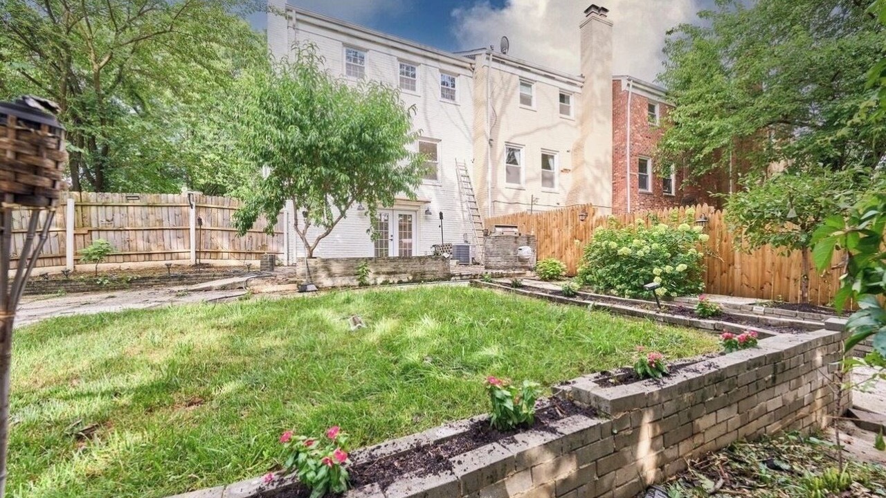 Photo of Outdoor in Alexandria West